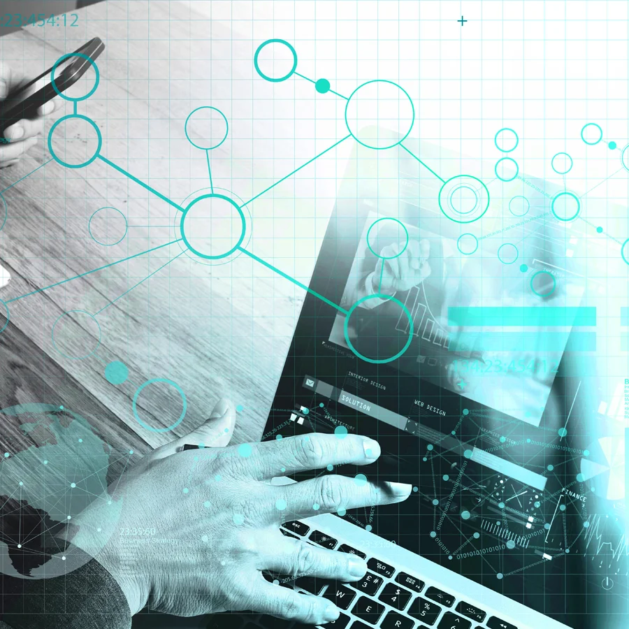 Eine Hand mit einem Smartphone und die andere Hand am Notebok, umgeben von hinzugefügten Kreis- Vernetzung- und Weltkugel-Elementen