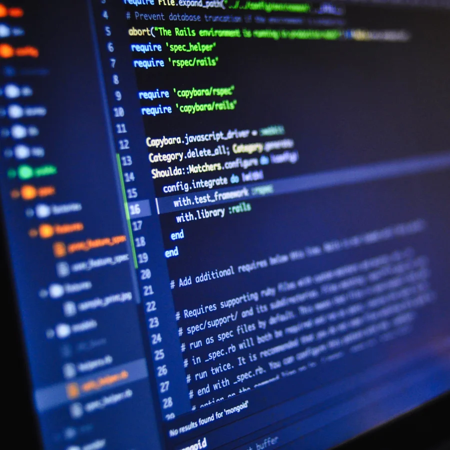 Eine Nahaufnahme von einem Web-Design Code, das zu den Rändern hin unscharf ist