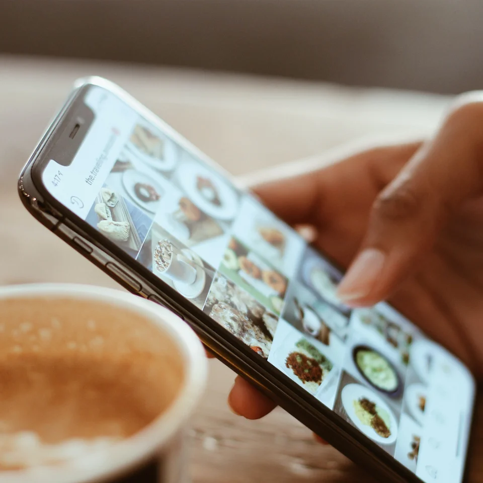 Jemand scrollt auf einem iPhone durch Instagram