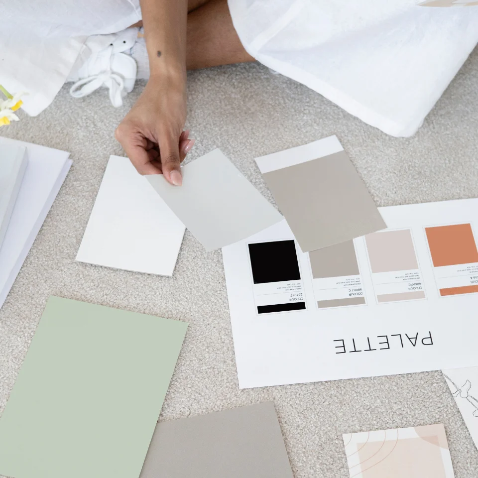 Auf Papier gedruckte Farben zum Planen der Farbpalette