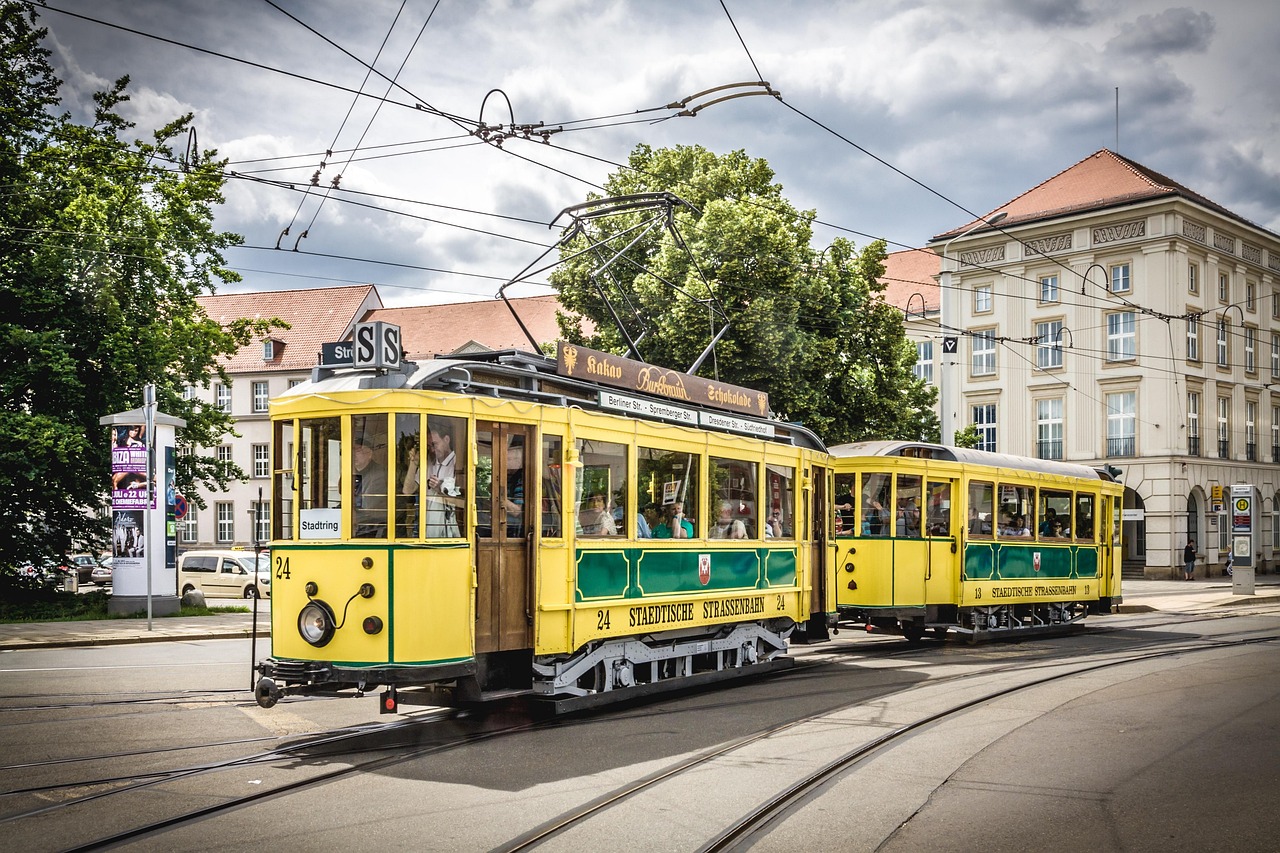 Historische Straßenbahn in der Stadt unterwegs.