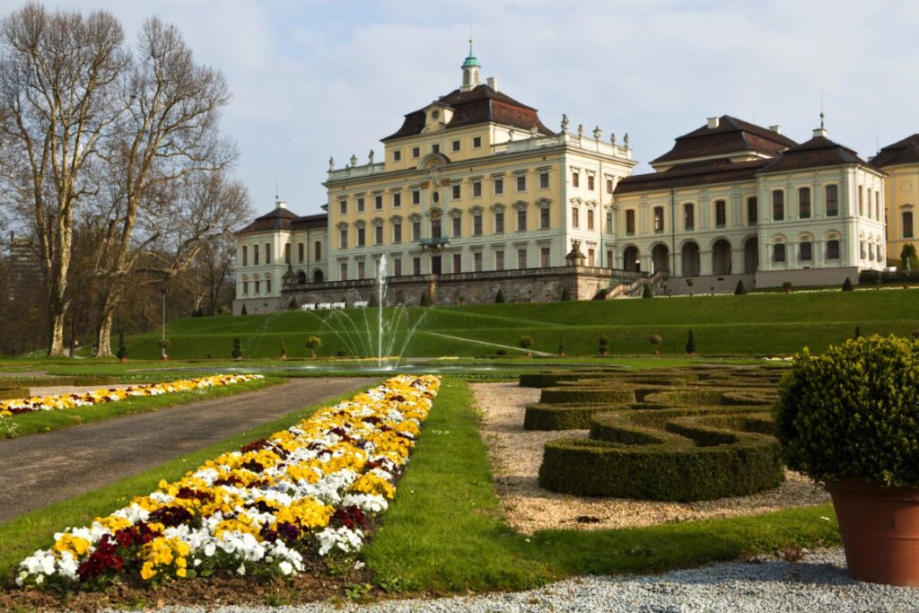 Barockschloss mit Gartenanlage und Springbrunnen in Ludwigsburg.