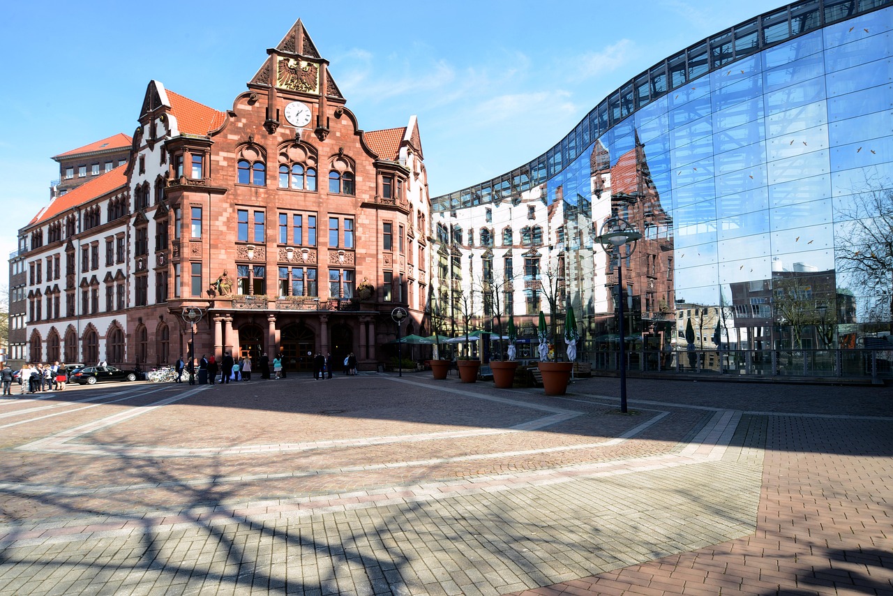 Altes und modernes Gebäude, Dortmund Innenstadt.